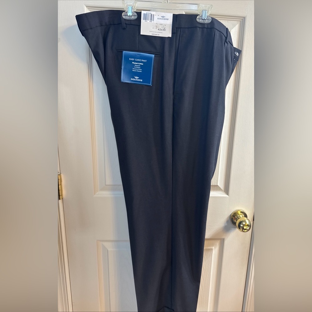 Men’s dockers 42 x 30 easy care pants pleated cuffed permanent crease dark gray